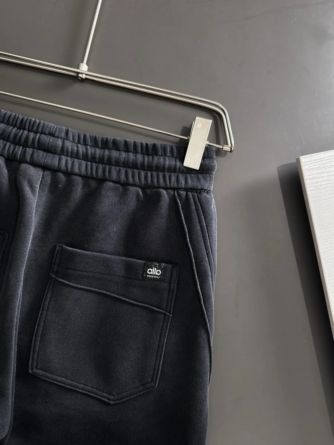 Next day shipment P360 Big Goose 2025 new winter elastic band casual pants, thick velvet counter-customized fabric, high breathability and comfort, impeccable details, brand element design concept, reflecting high quality. It feels delicate and soft! It presents a casual cut and the upper body shape is great! Size: M-3XL
